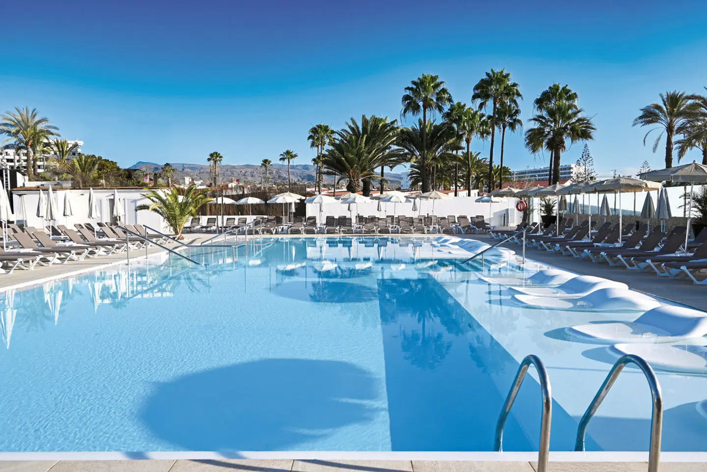HL Miraflor Suites OUTDOOR_POOL