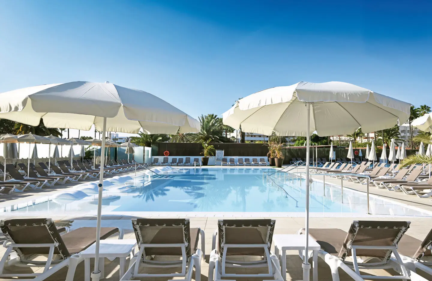 HL Miraflor Suites OUTDOOR_POOL