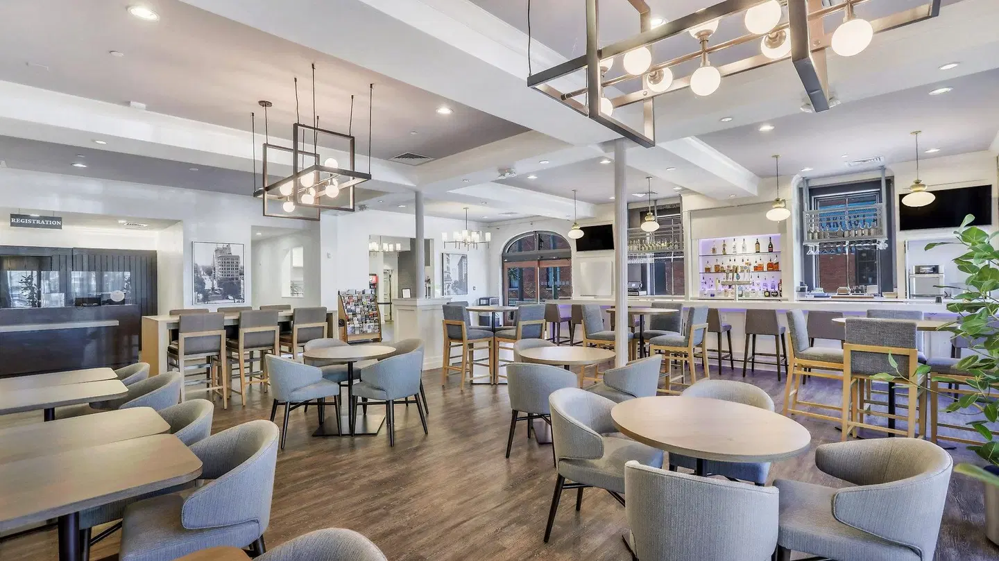Staybridge Suites Savannah Historic District by IHG Bar