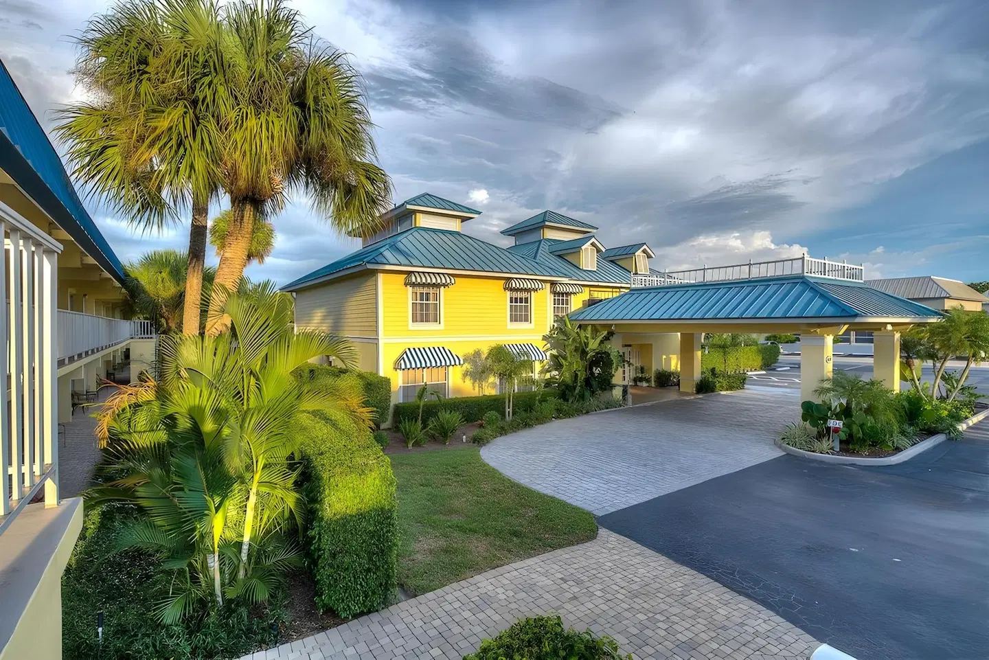 Naples Garden Inn EXTERIOR