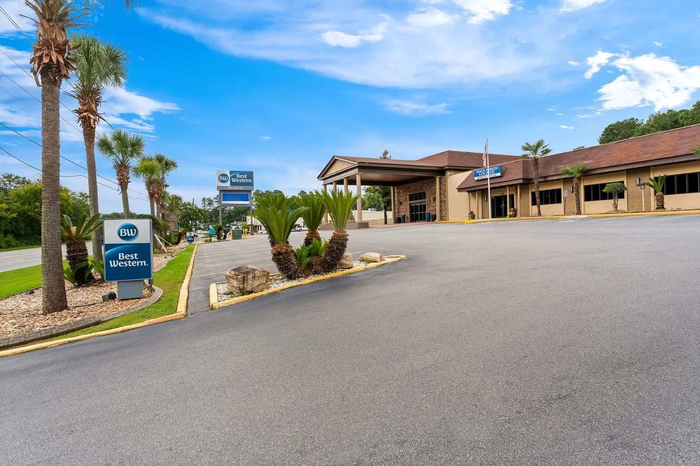 Best Western Riverside Inn EXTERIOR