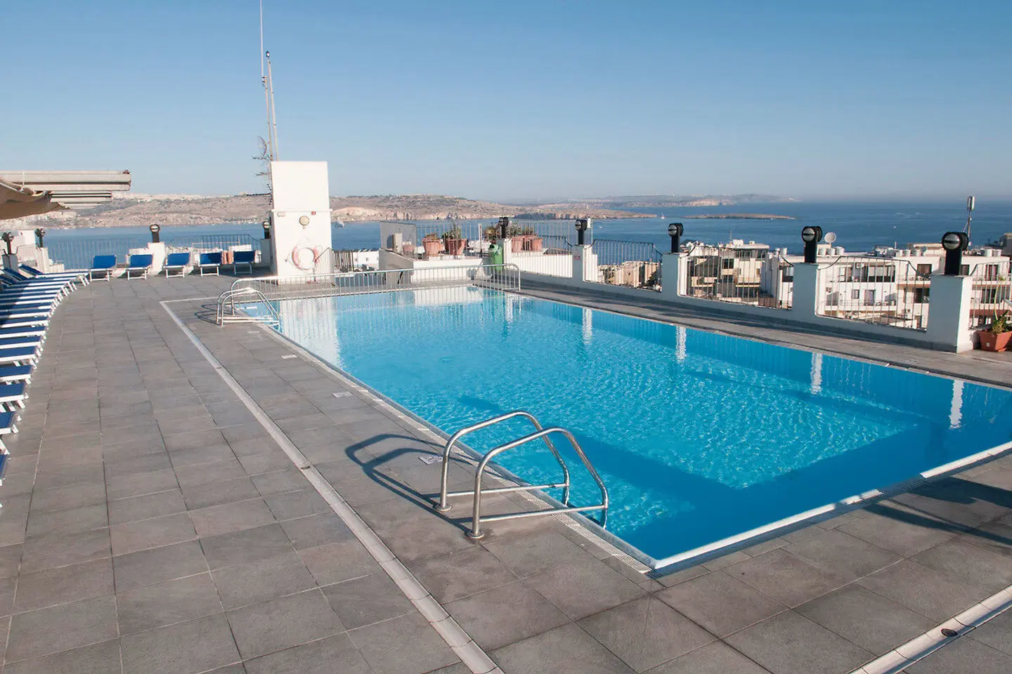 Santana OUTDOOR_POOL