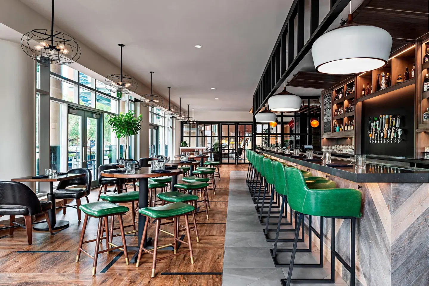Sheraton Suites Calgary Eau Claire Bar