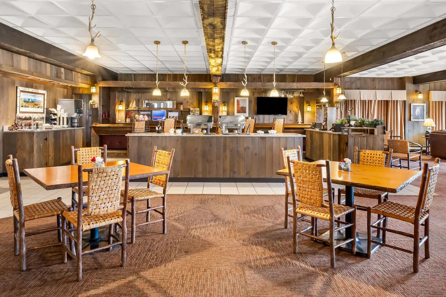 Best Western Adirondack Inn Bar