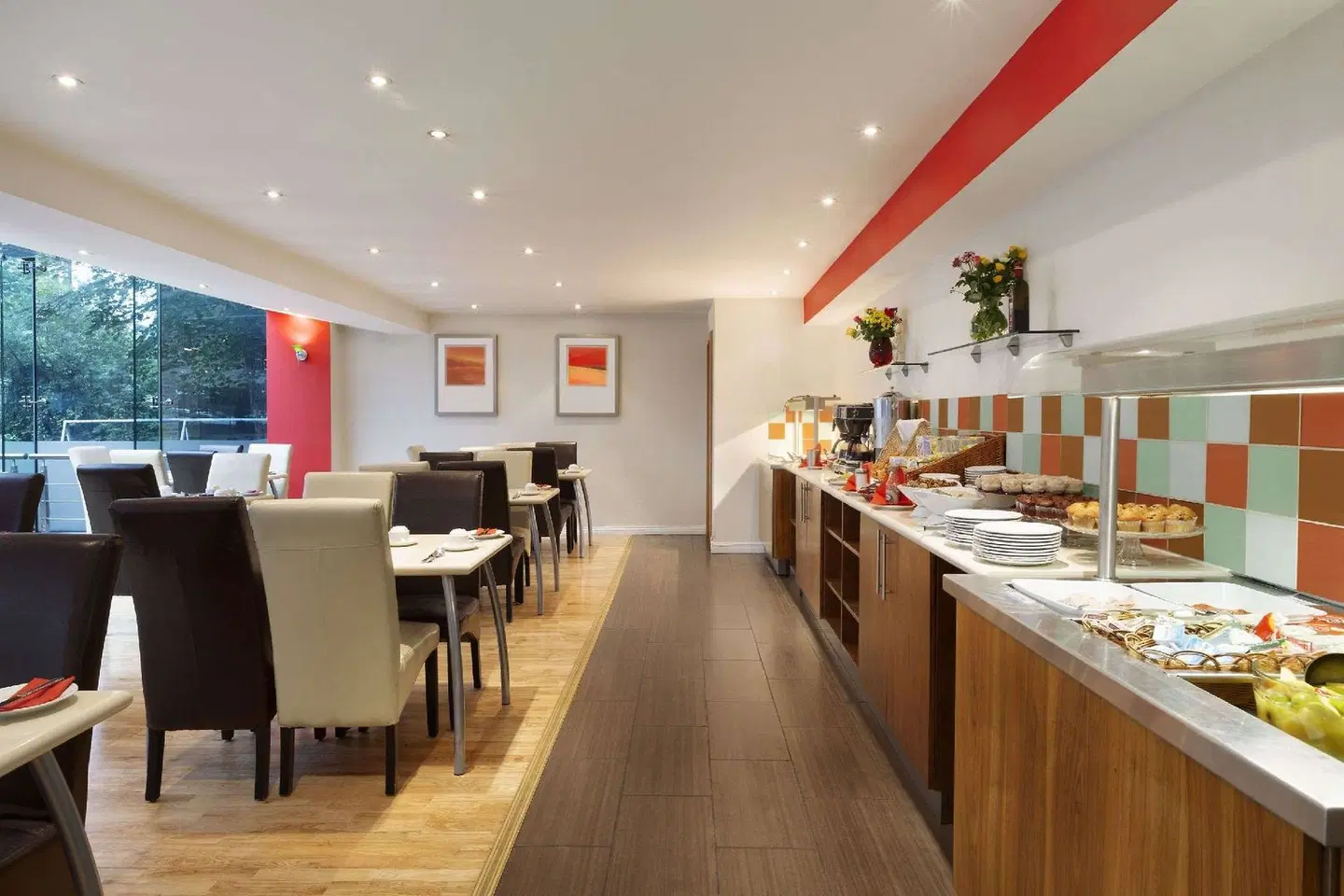 Ramada by Wyndham Hounslow - Heathrow East Bar