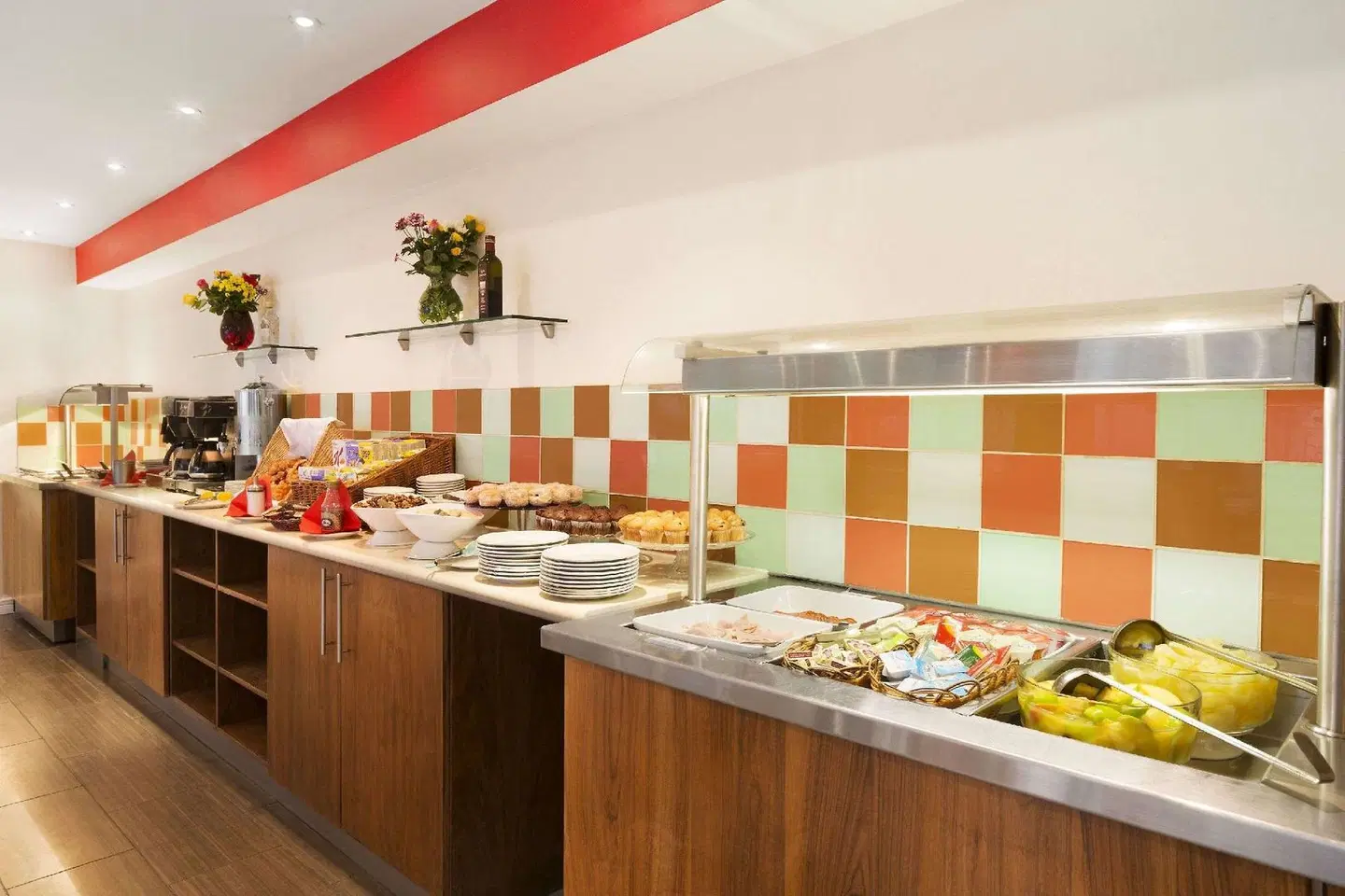Ramada by Wyndham Hounslow - Heathrow East Restaurant