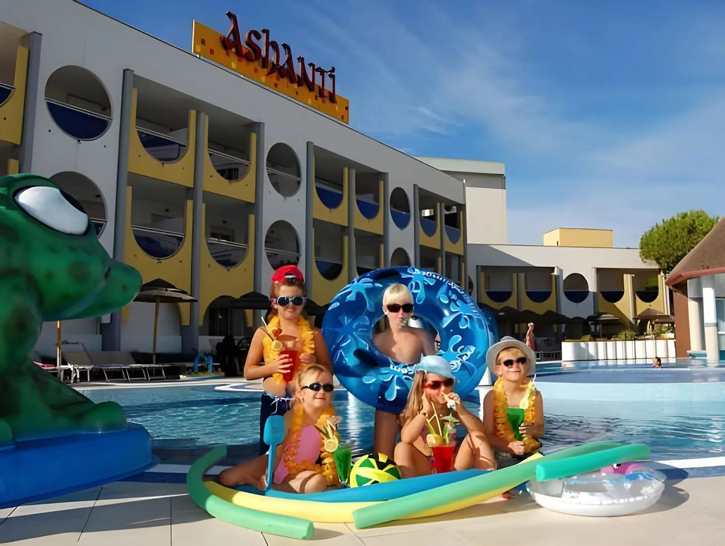 Ashanti Aparthotel OUTDOOR_POOL