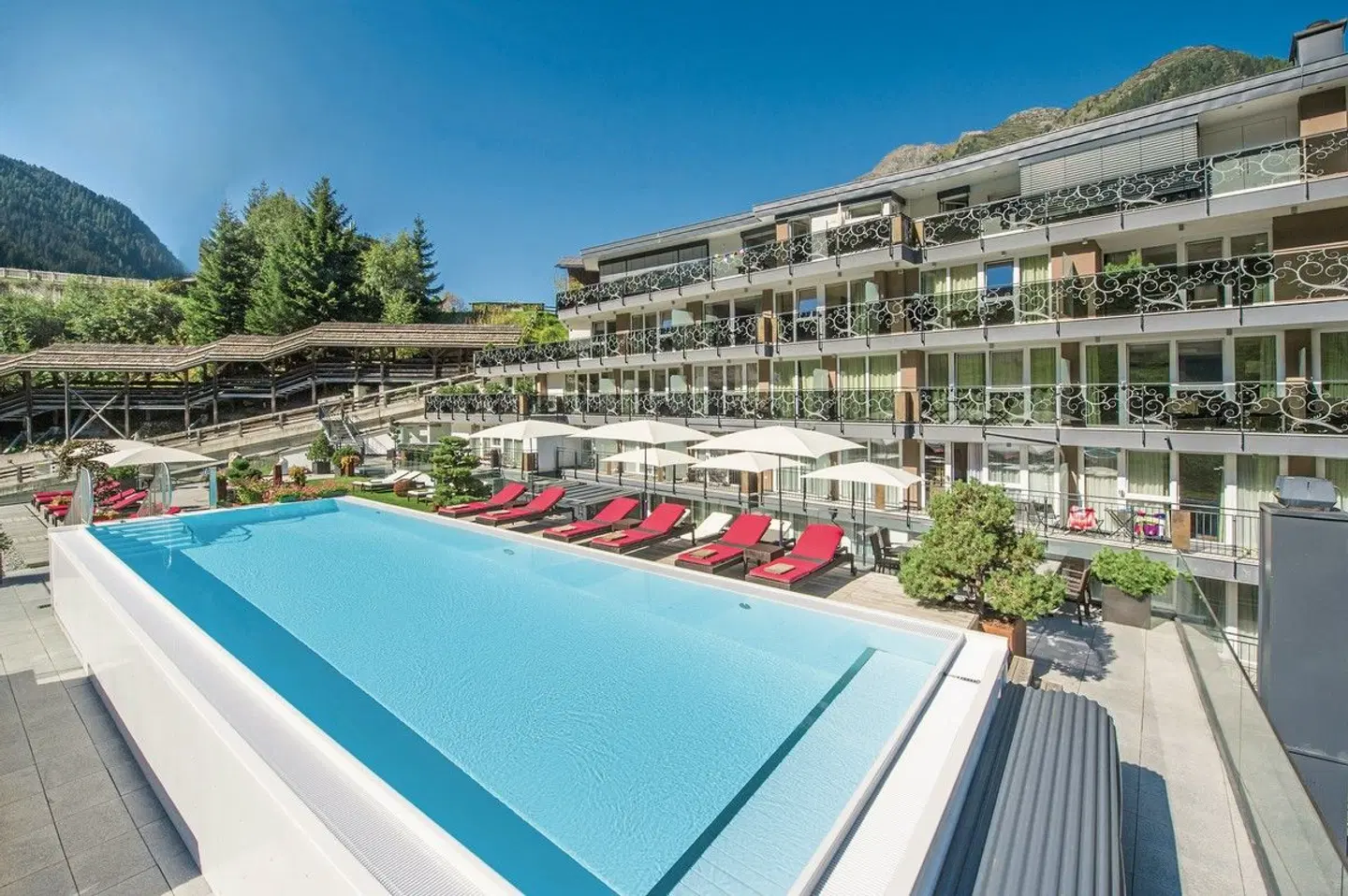 Fliana OUTDOOR_POOL