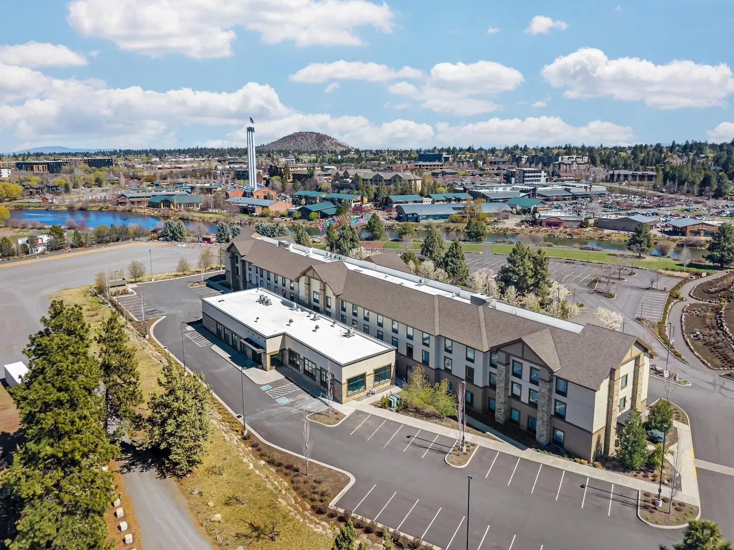 Hampton Inn & Suites Bend EXTERIOR