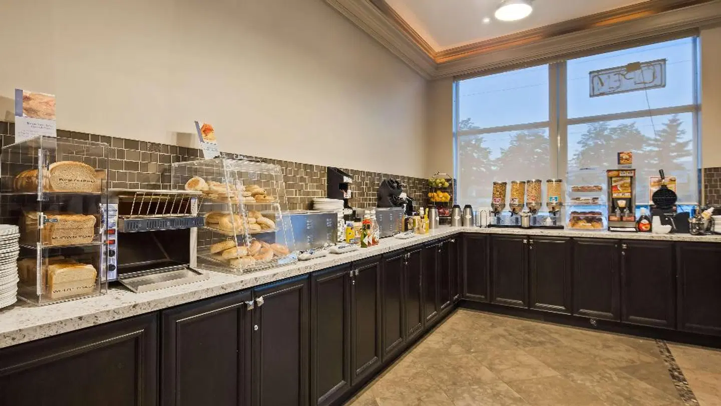 Best Western Plus Travel Hotel Toronto Airport Restaurant