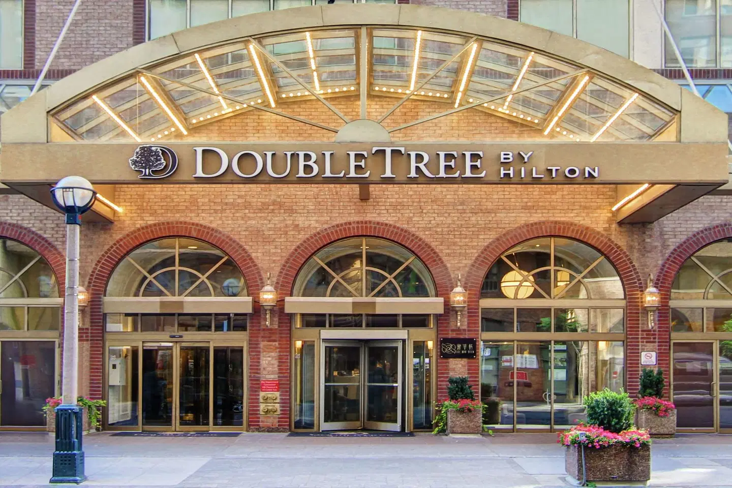 DoubleTree by Hilton Toronto Downtown EXTERIOR