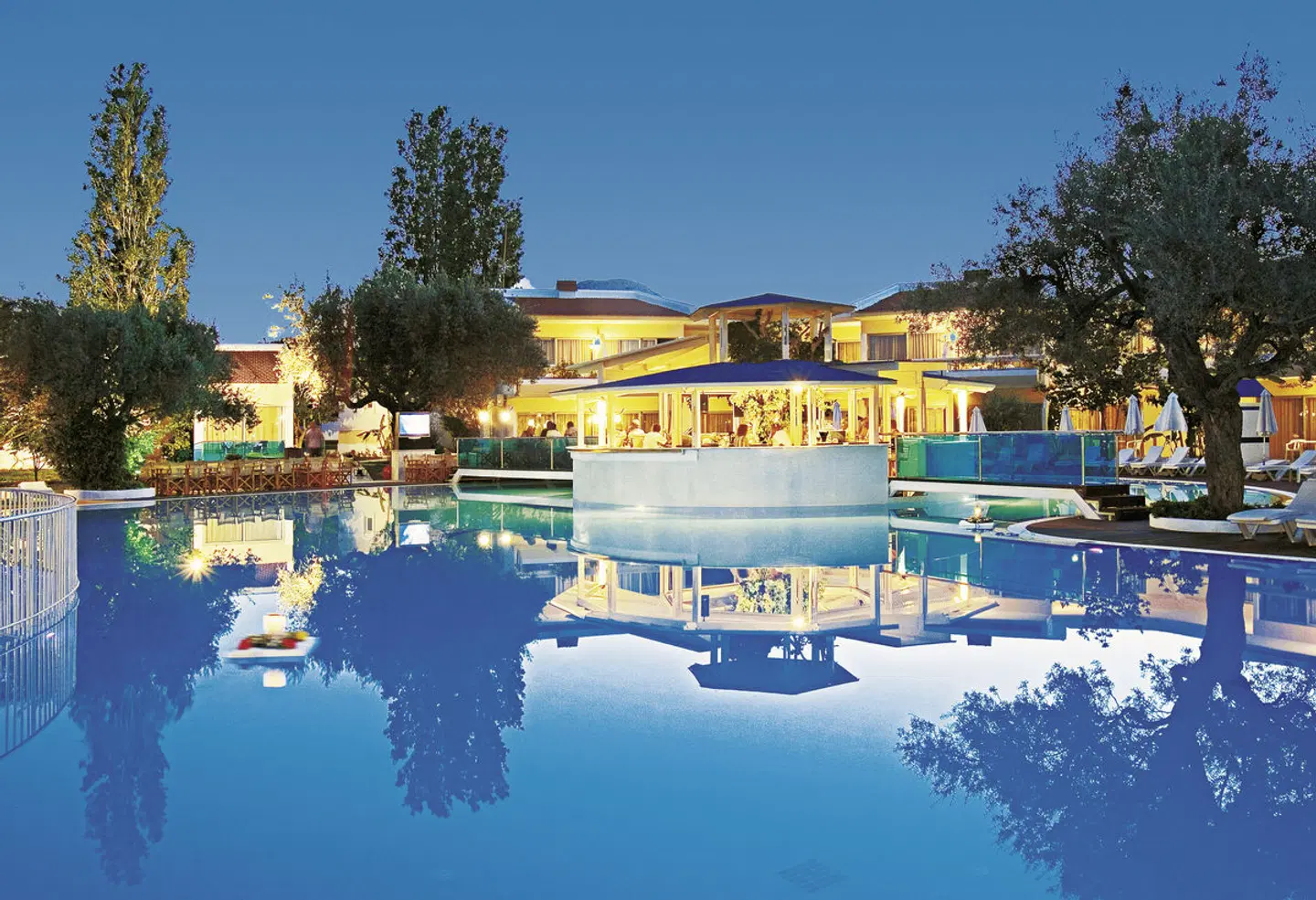 Lydia Maris OUTDOOR_POOL