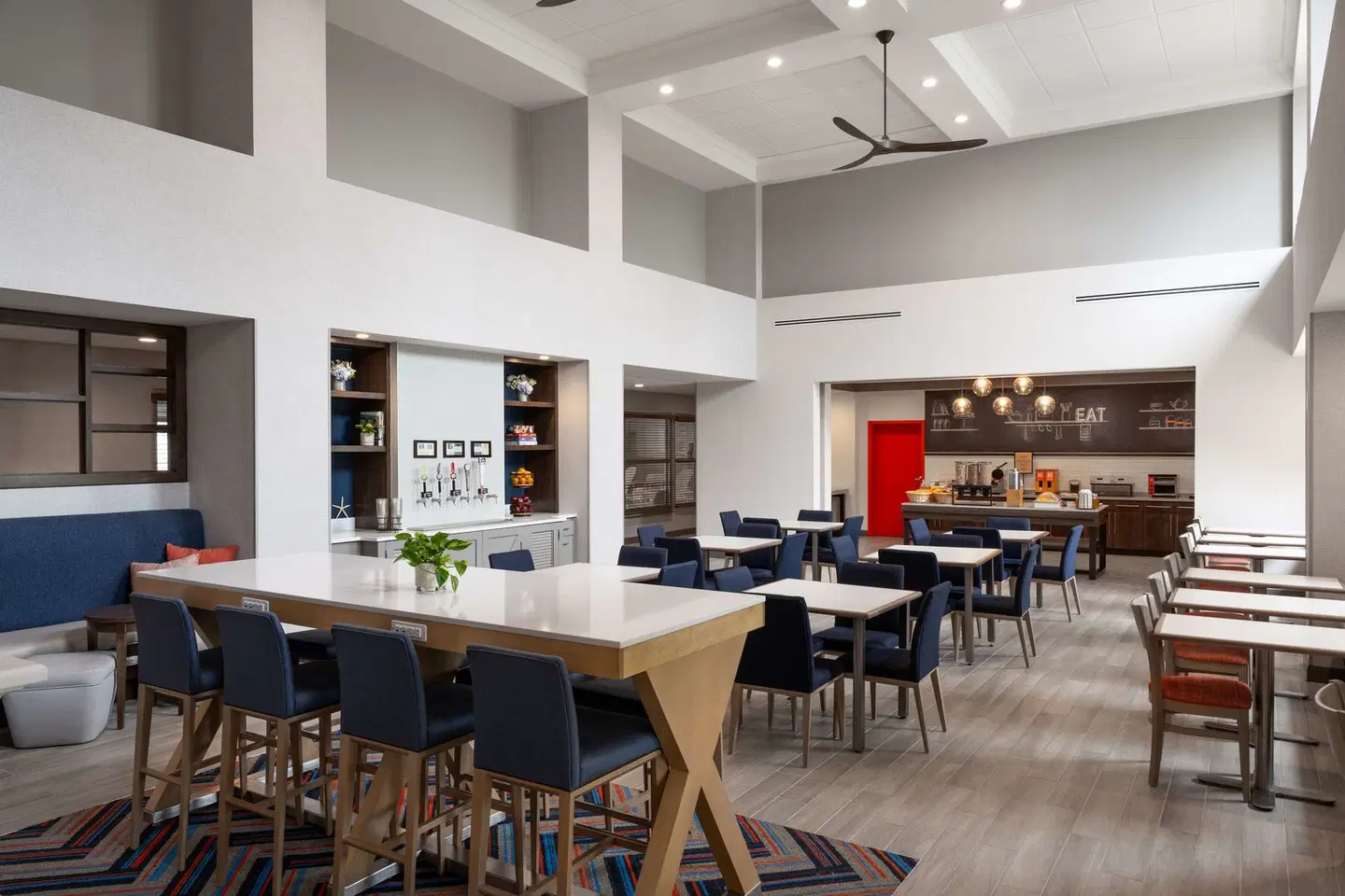 Hampton Inn & Suites Cape Cod-West Yarmouth Bar