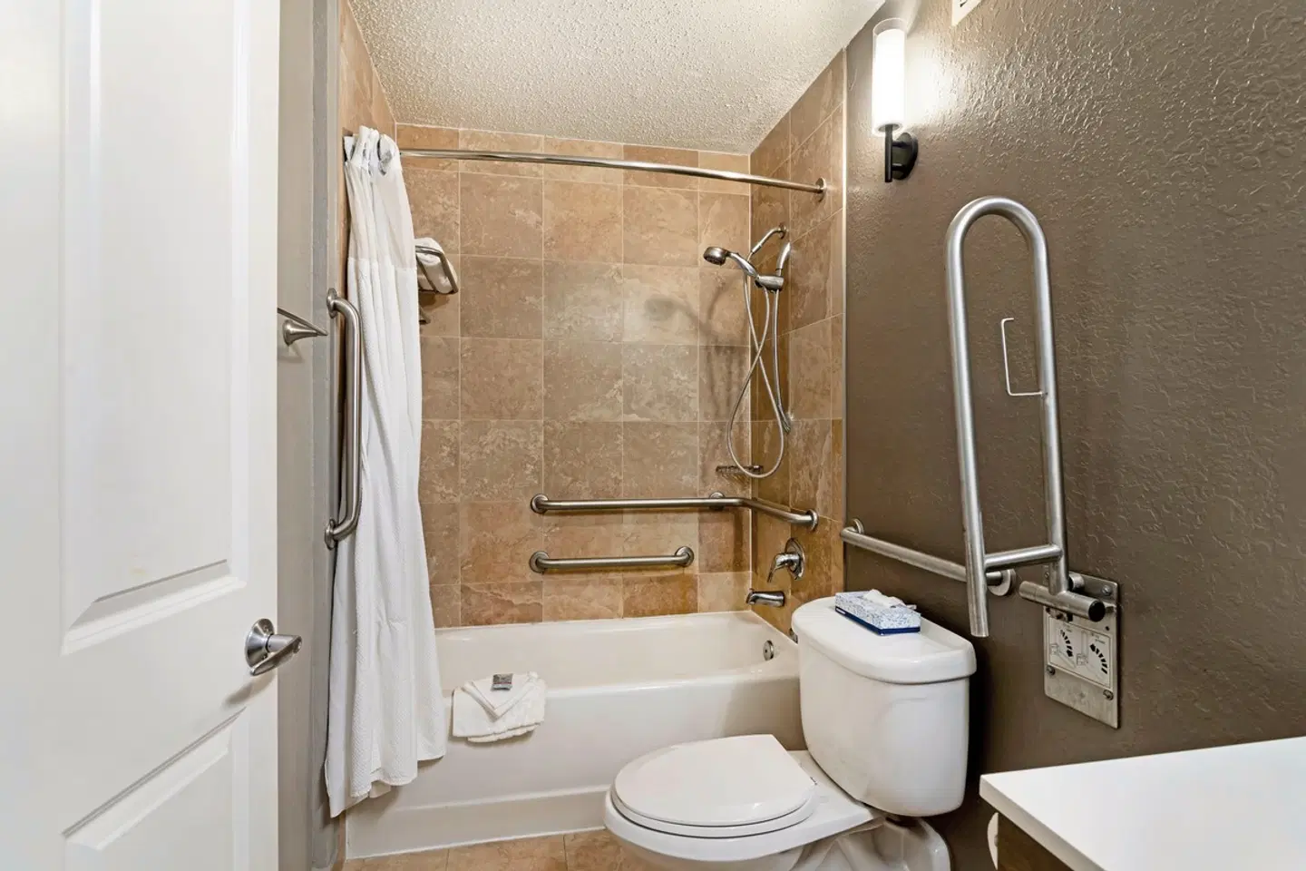 Best Western Plus Savanna Historic District Badezimmer