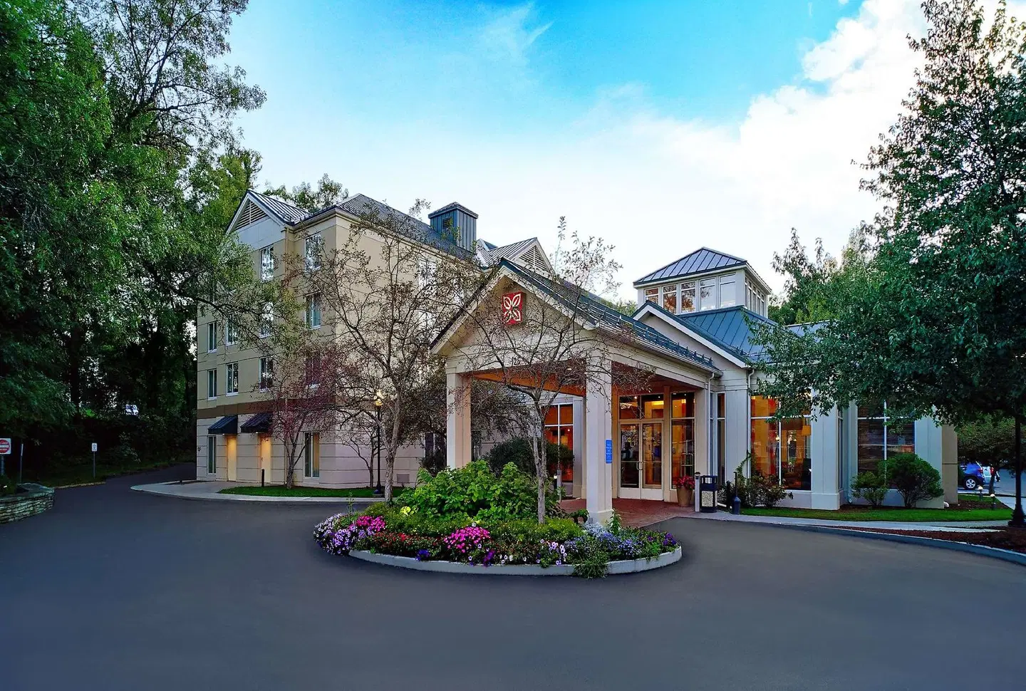 Hilton Garden Inn Saratoga Springs EXTERIOR