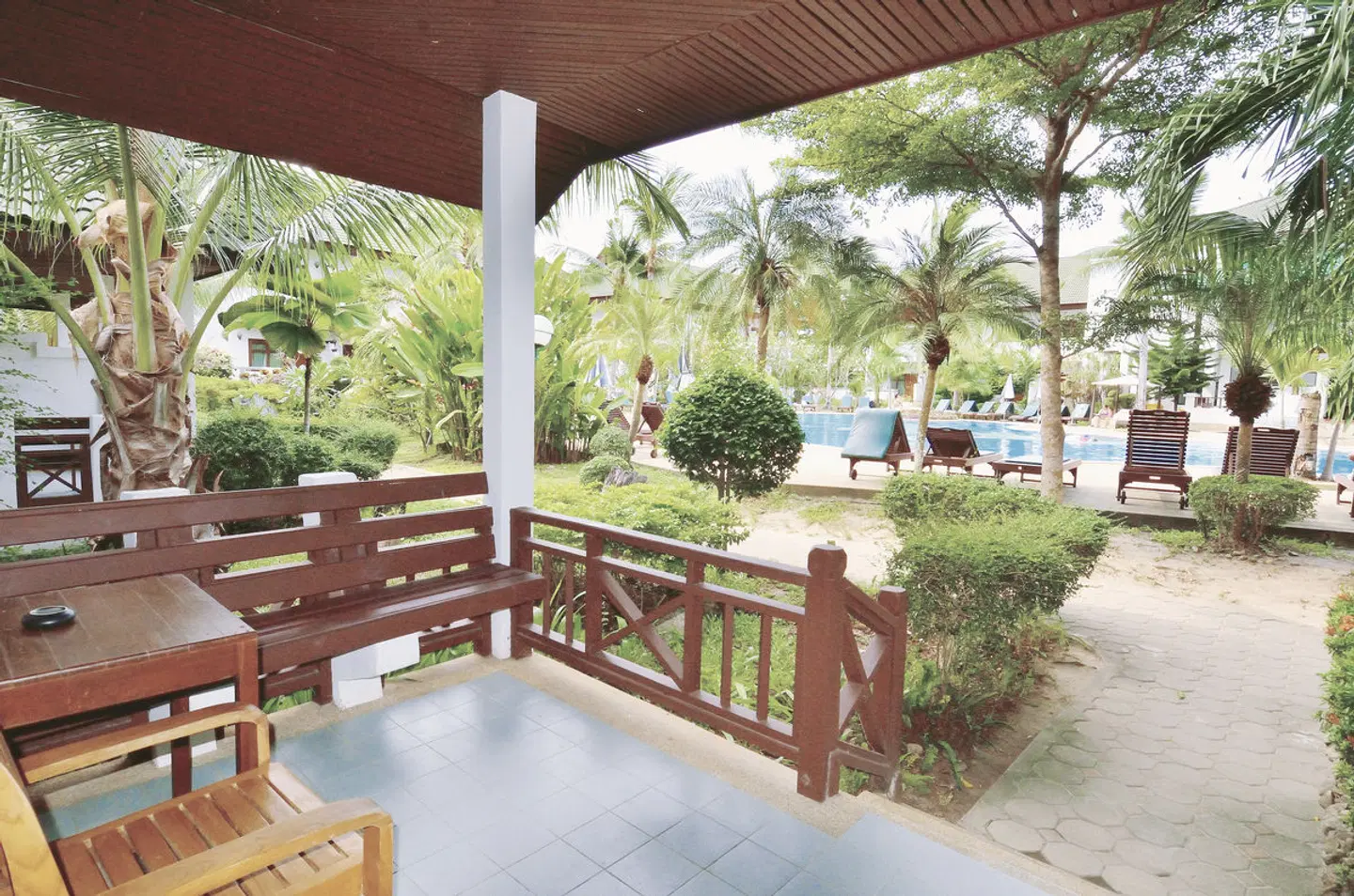 First Bungalow Beach Resort Terrasse