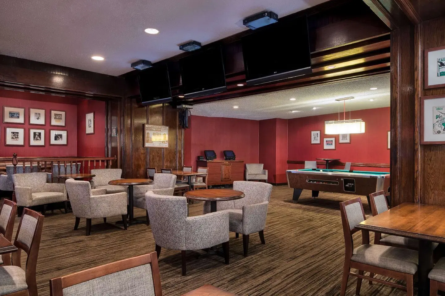 DoubleTree by Hilton Philadelphia Airport Bar