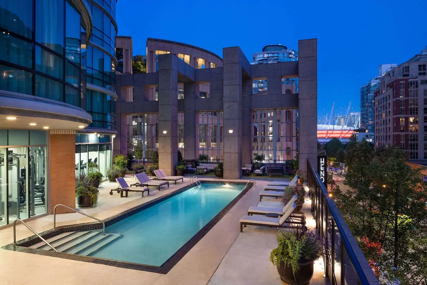 Hilton Vancouver Downtown EXTERIOR