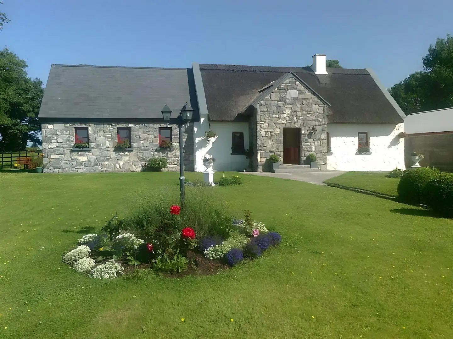 The Thatched Cottage B&B EXTERIOR