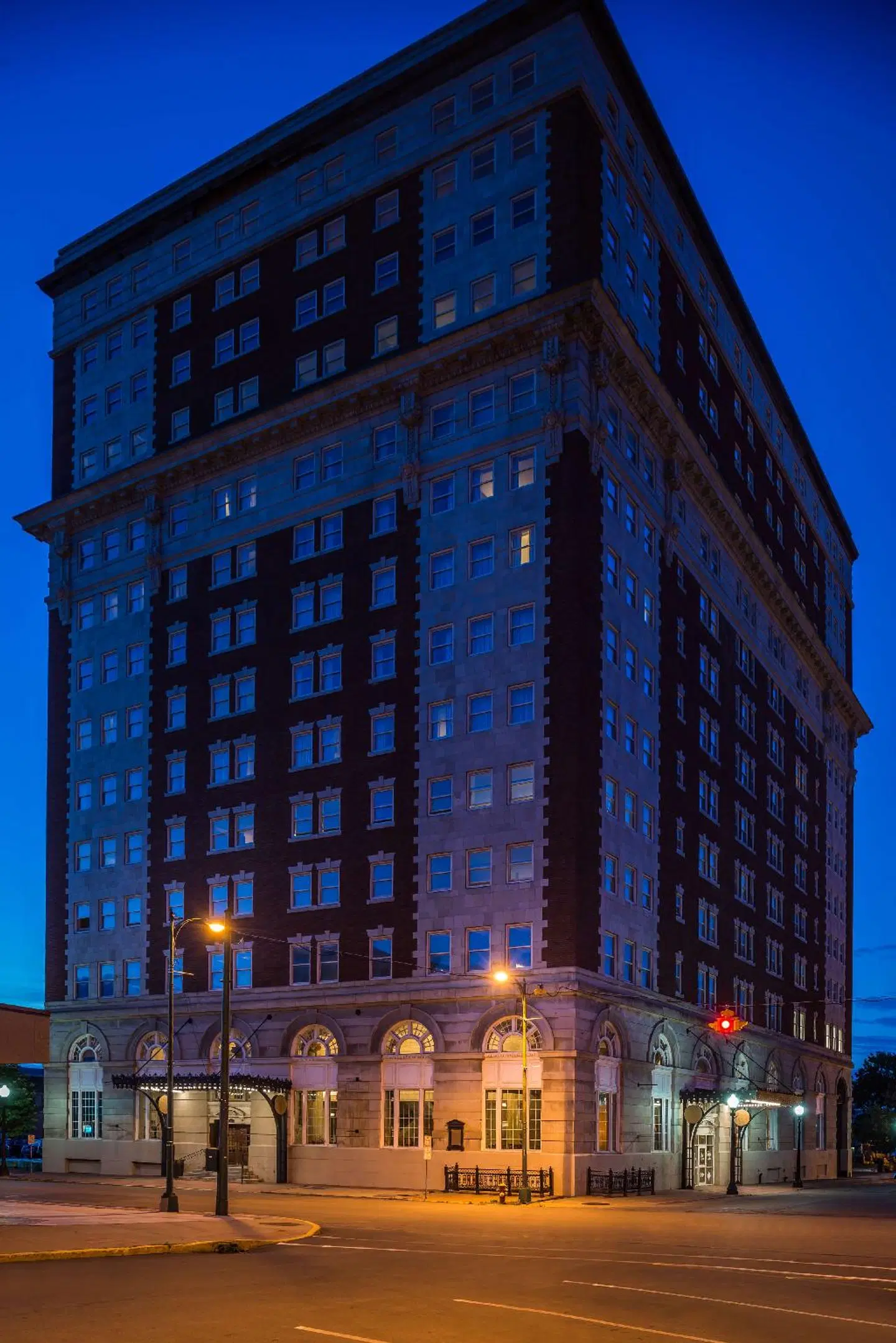 DoubleTree by Hilton Utica EXTERIOR