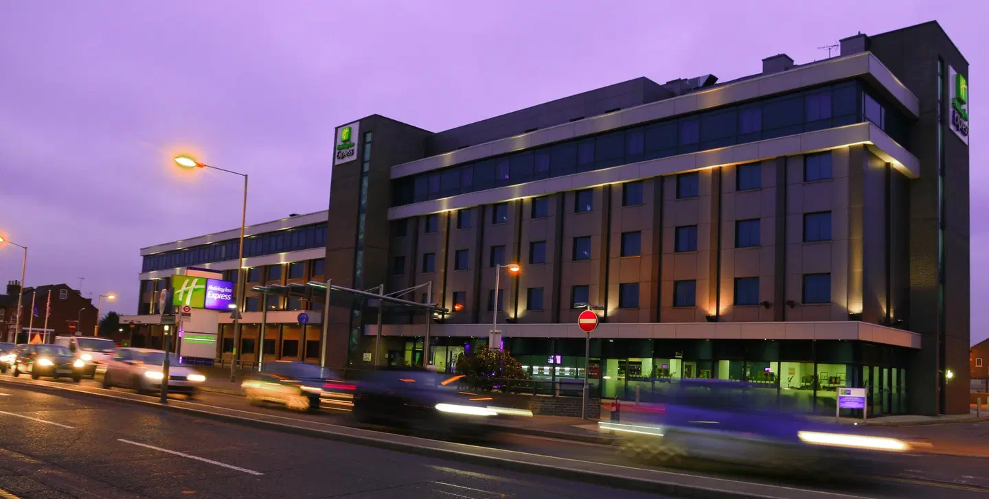 Holiday Inn Express London - Heathrow T5 by IHG EXTERIOR