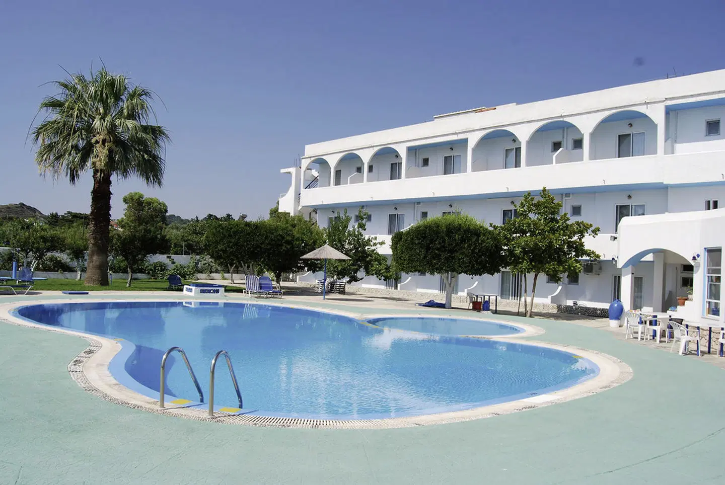Manos Pension OUTDOOR_POOL