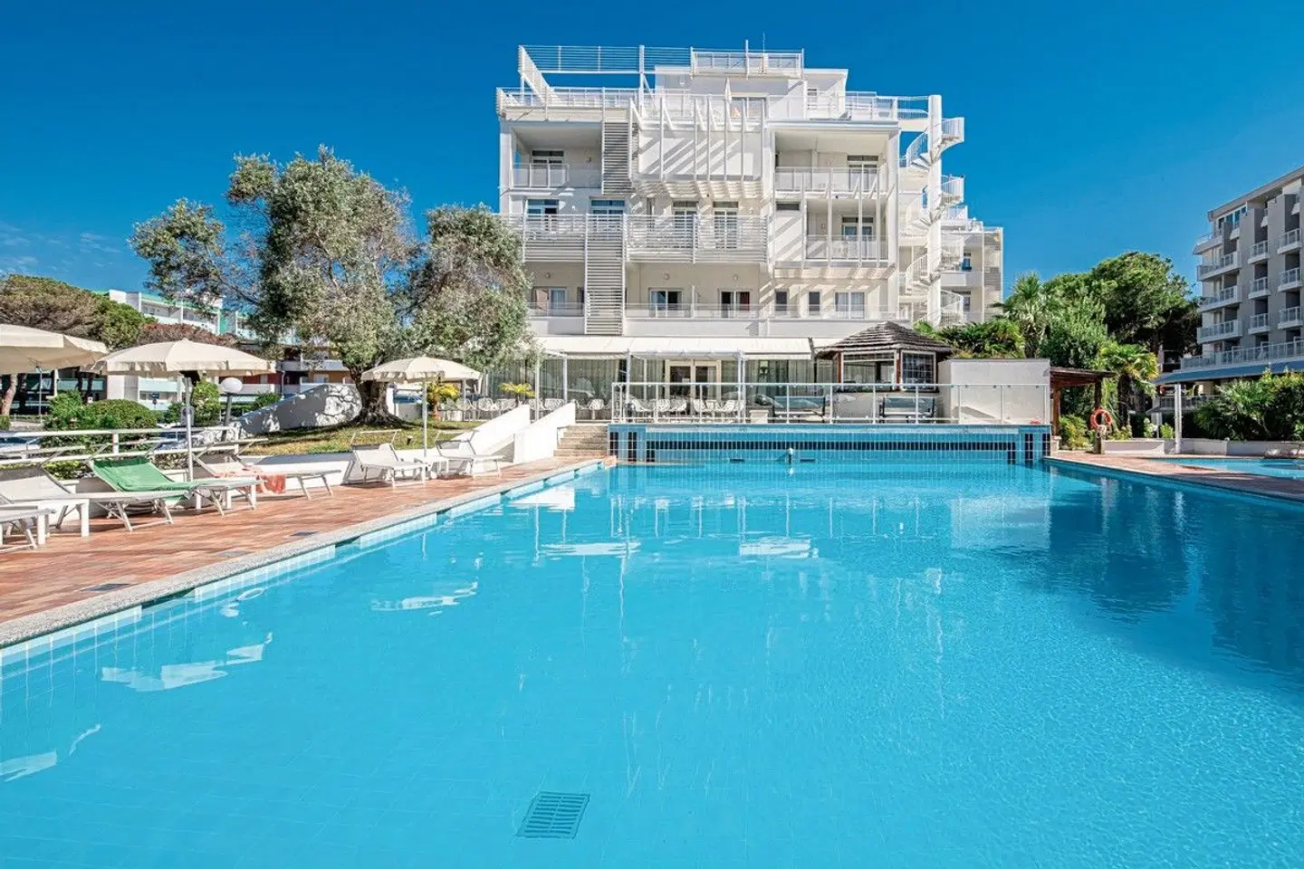 Bembo OUTDOOR_POOL