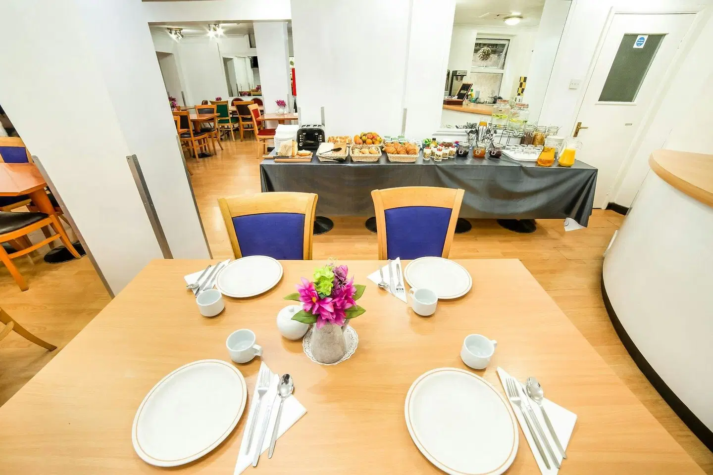 OYO Townhouse New England Victoria Restaurant