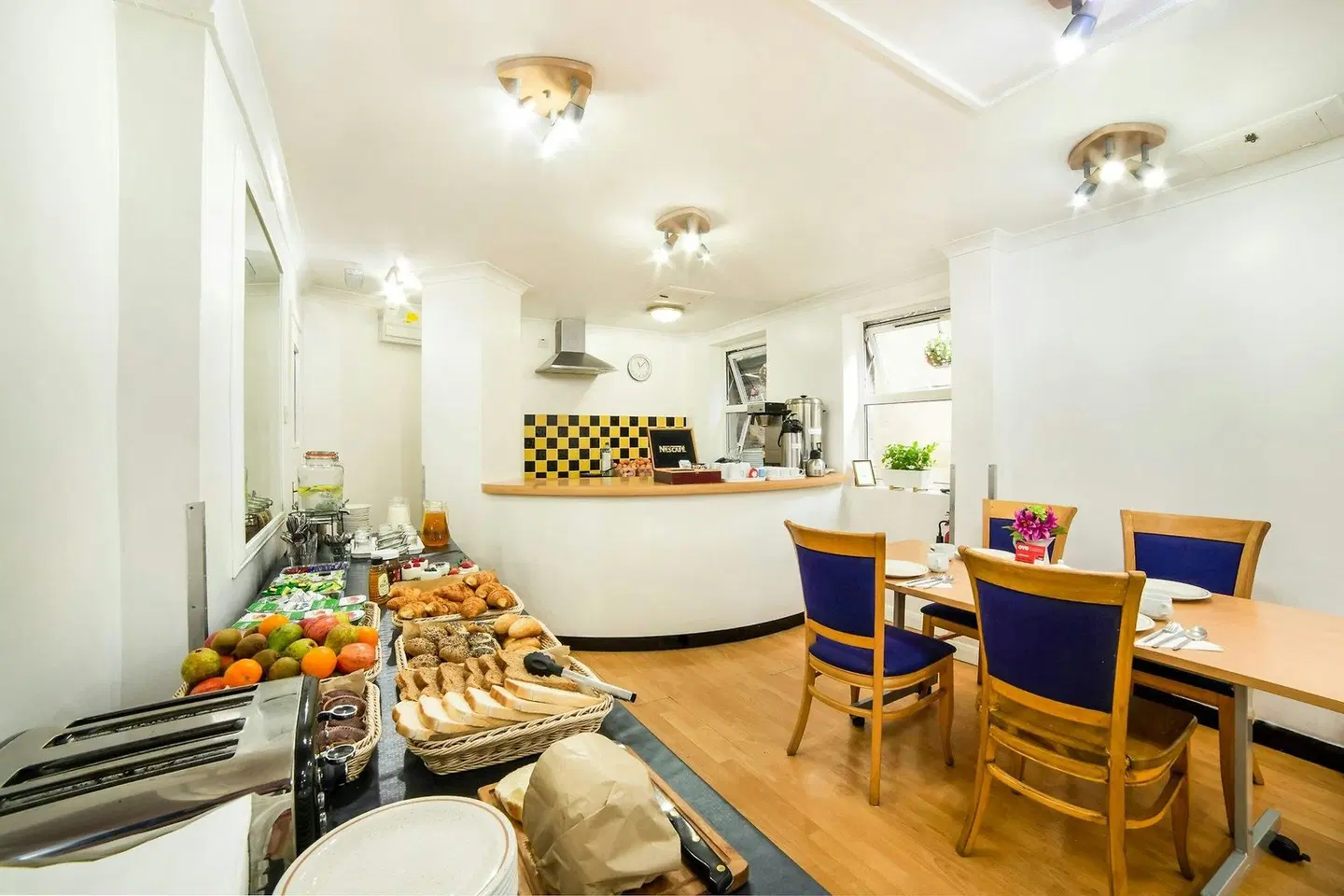 OYO Townhouse New England Victoria Bar