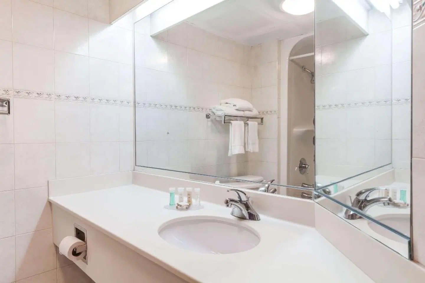 Howard Johnson by Wyndham Newark Airport Badezimmer