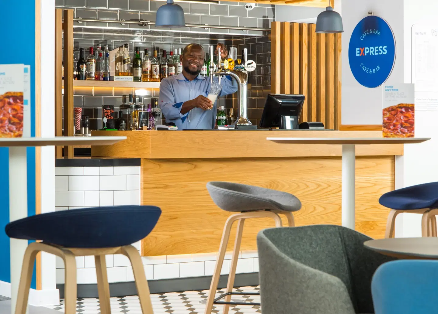 Holiday Inn Express Cardiff Bay Bar