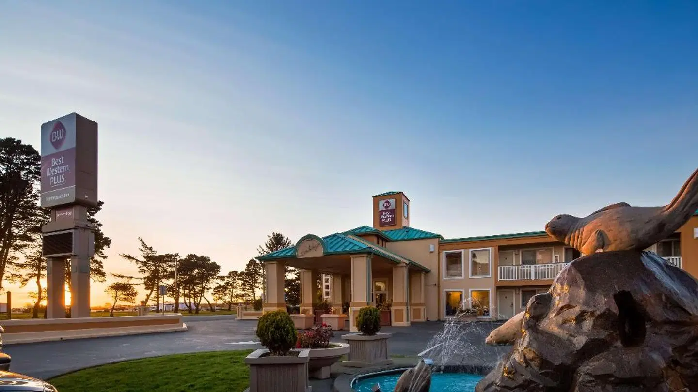 Best Western PLUS Northwoods Inn OUTDOOR_POOL