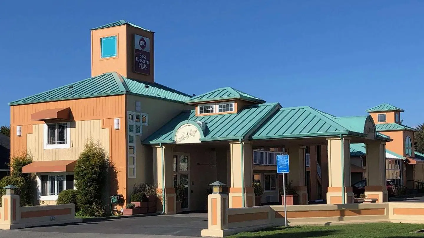 Best Western PLUS Northwoods Inn EXTERIOR