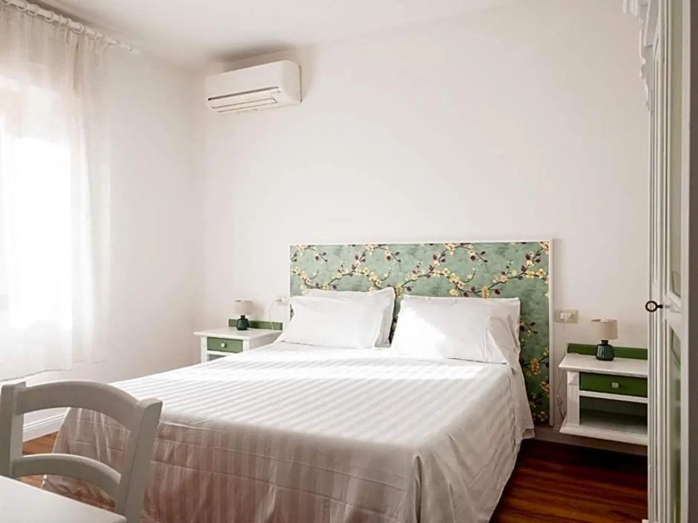 Donatella ROOM_EXAMPLE