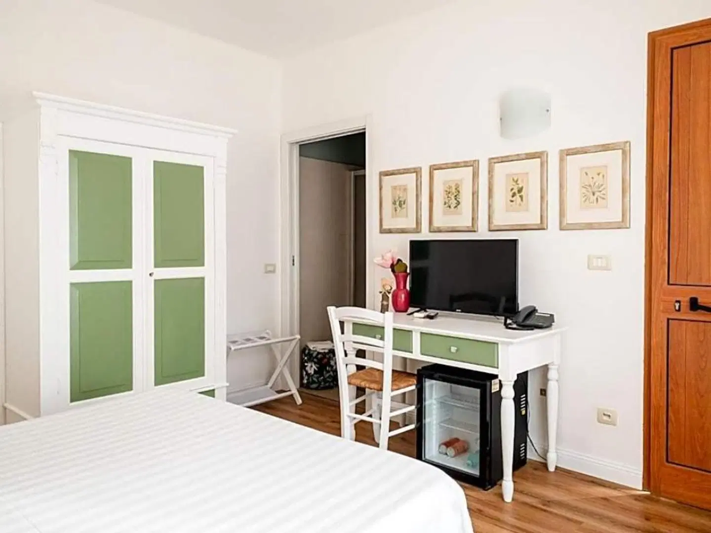 Donatella ROOM_EXAMPLE
