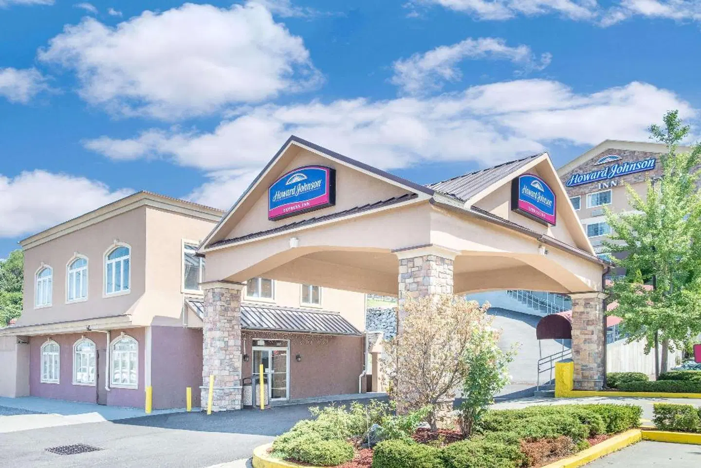 Howard Johnson by Wyndham North Bergen EXTERIOR
