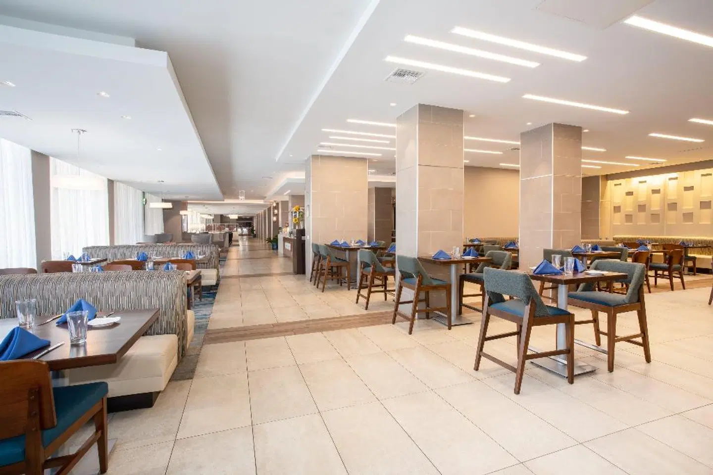 Holiday Inn Los Angeles International Airport by IHG Bar
