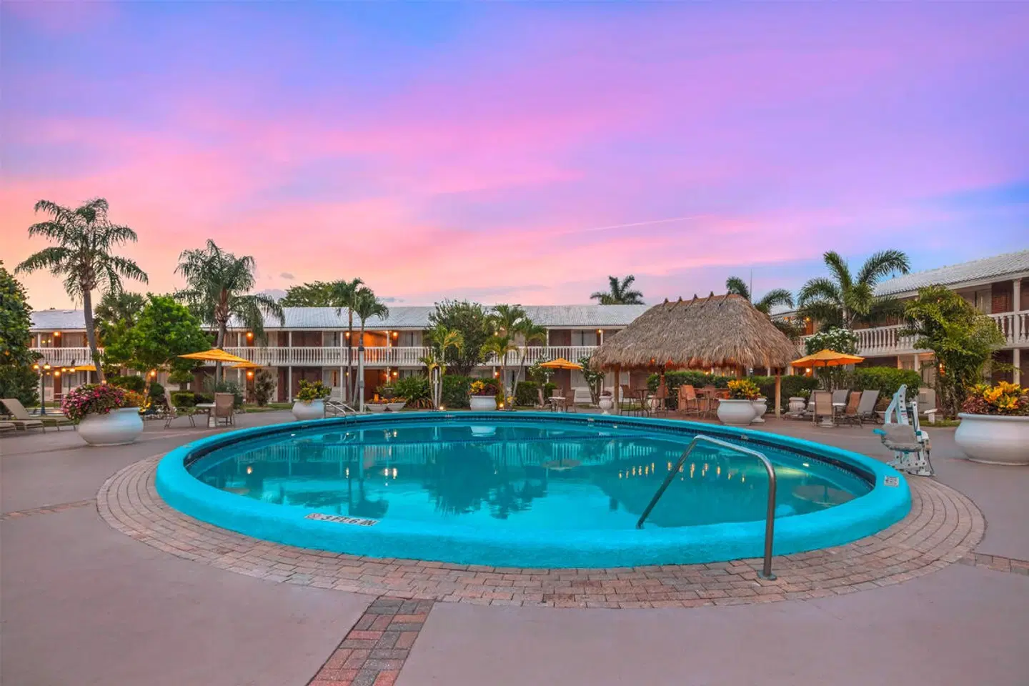 Best Western Palm Beach Lakes OUTDOOR_POOL
