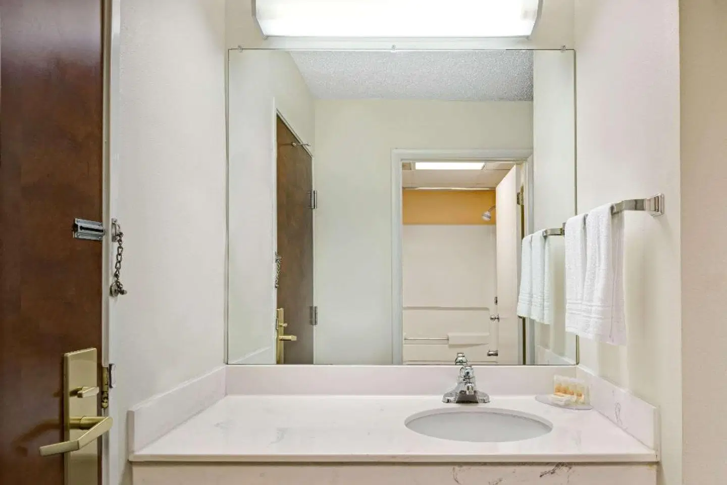 Days Inn by Wyndham Burlington East Badezimmer