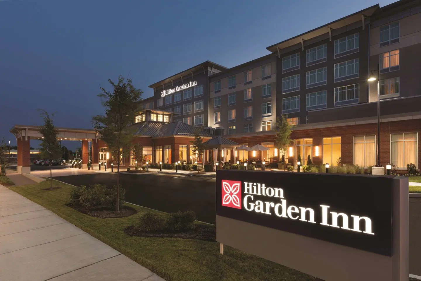 Hilton Garden Inn Boston Logan Airport EXTERIOR