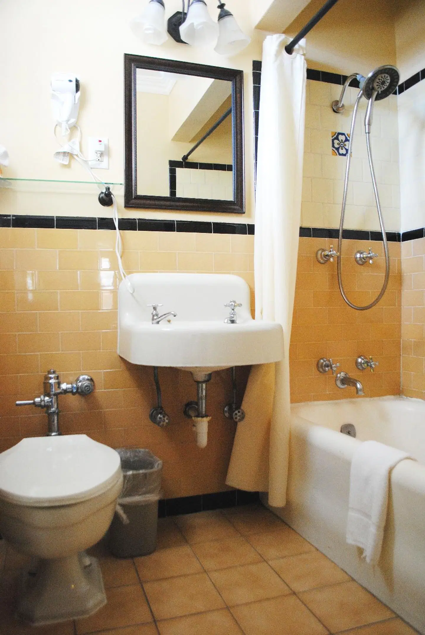 Historic Sonora Inn Badezimmer