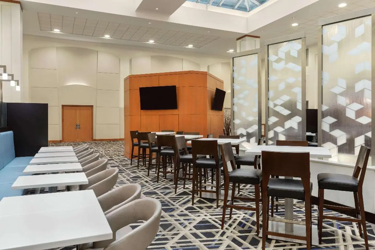 Embassy Suites by Hilton Boston at Logan Airport Bar