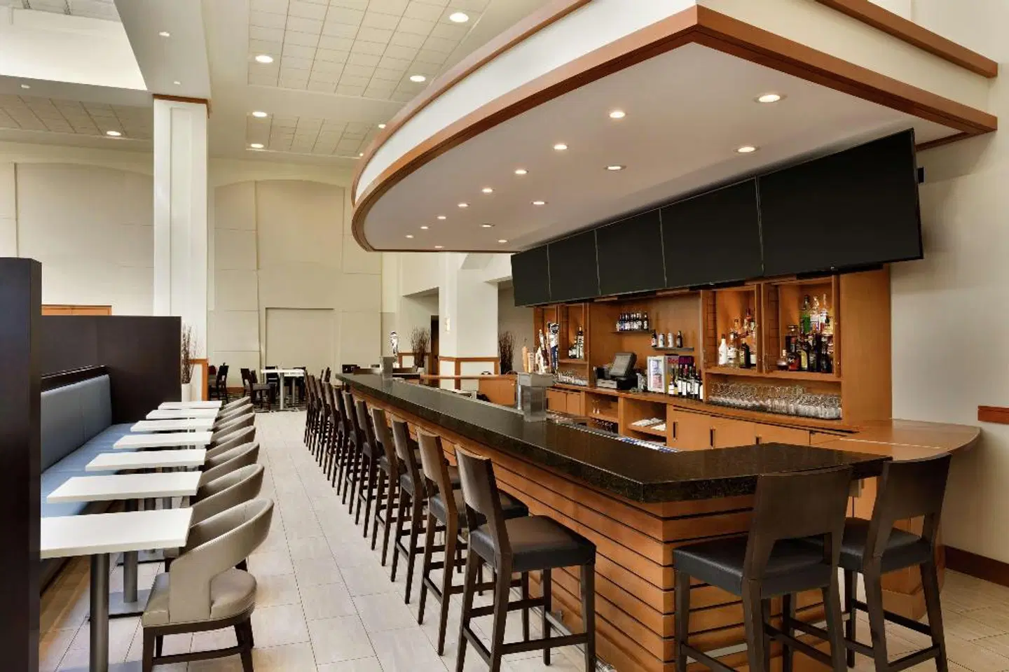 Embassy Suites by Hilton Boston at Logan Airport Bar
