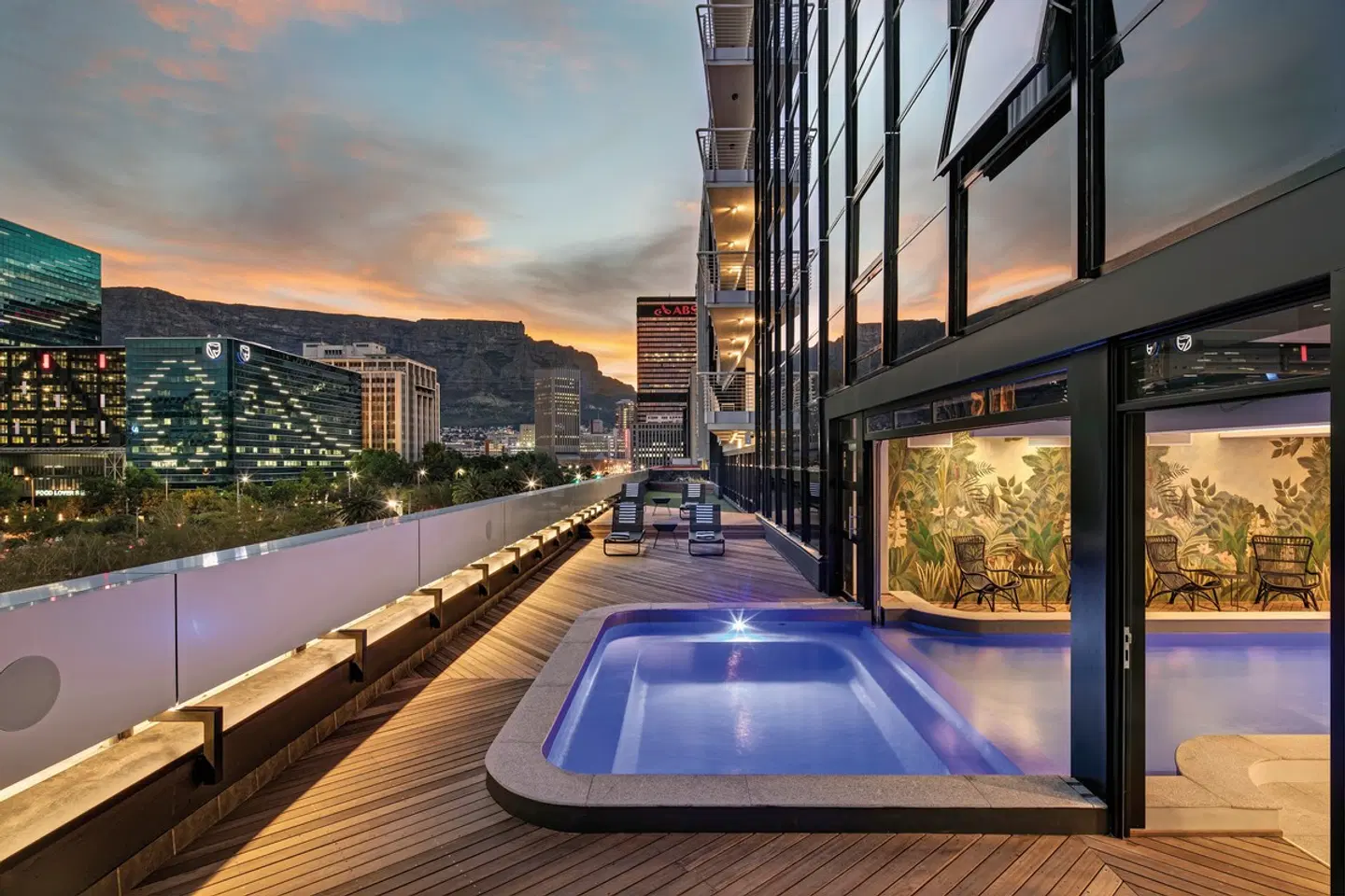 The Onyx Apartment Hotel OUTDOOR_POOL