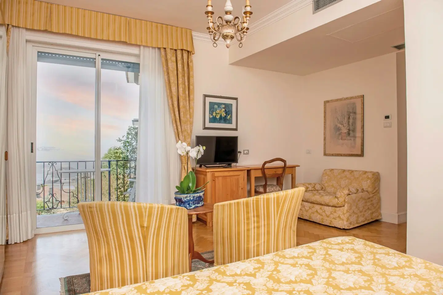 Royal ROOM_EXAMPLE