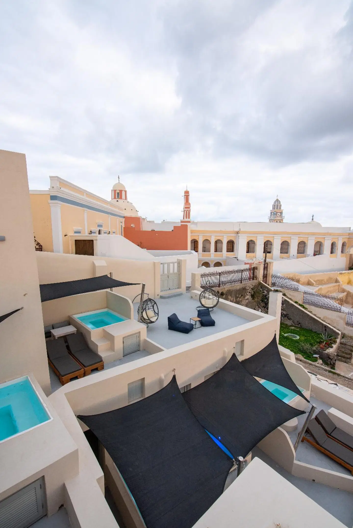 Caldera Cliff Illusion Suites Terrasse