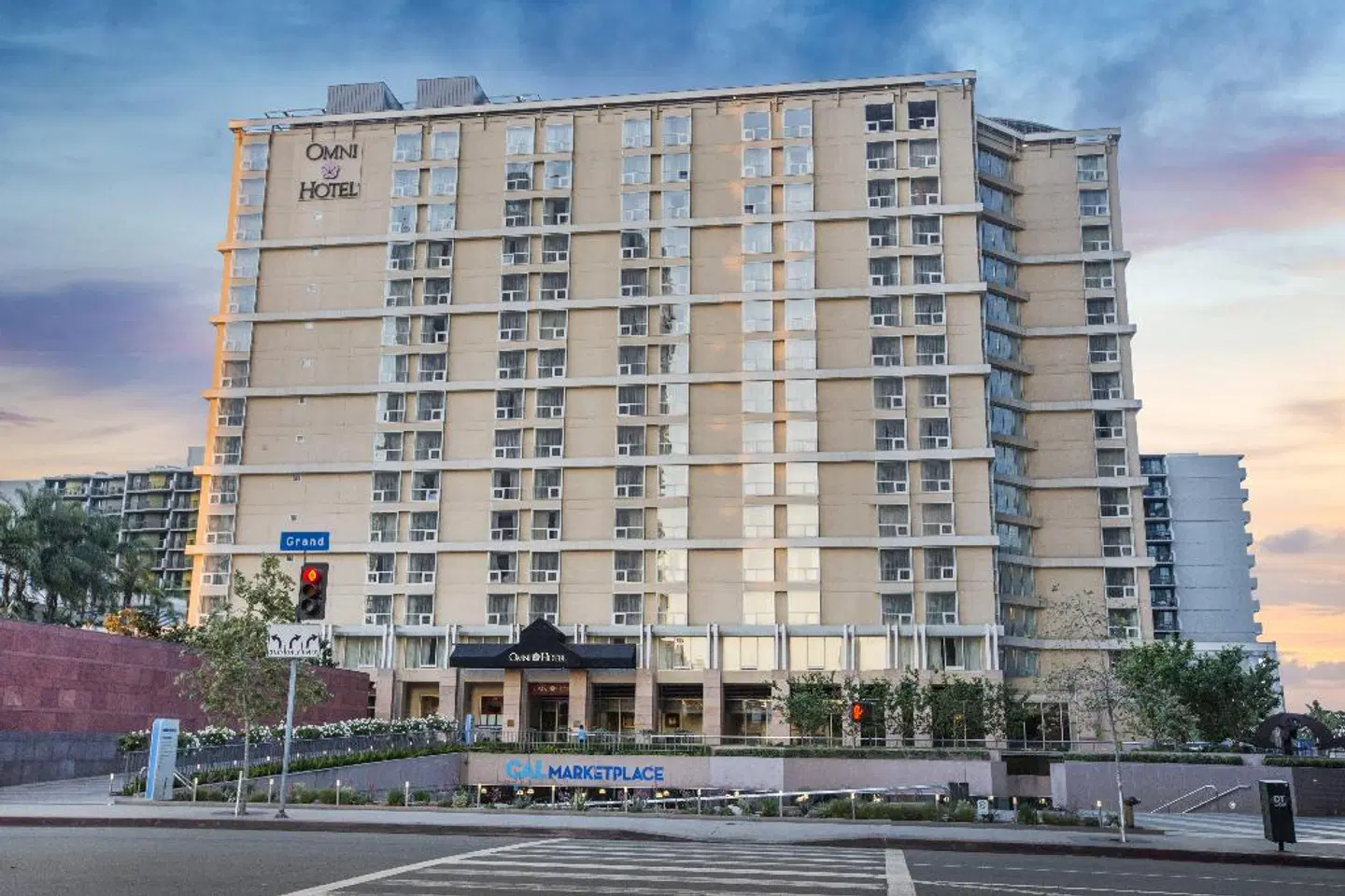 Omni Los Angeles Hotel at California Plaza EXTERIOR