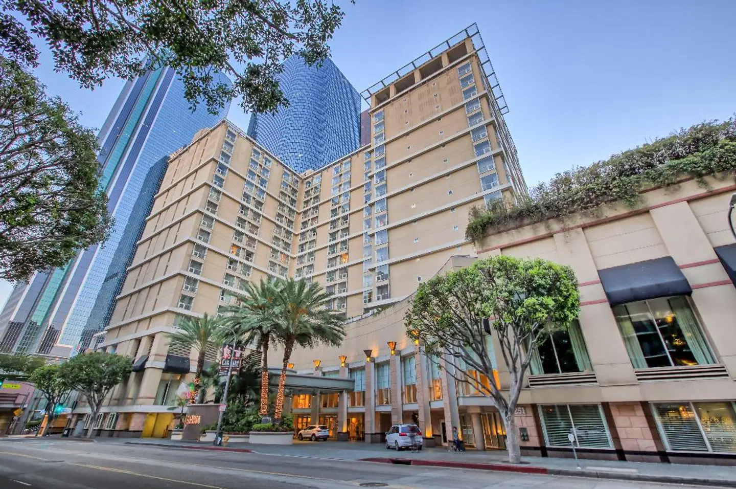 Omni Los Angeles Hotel at California Plaza EXTERIOR