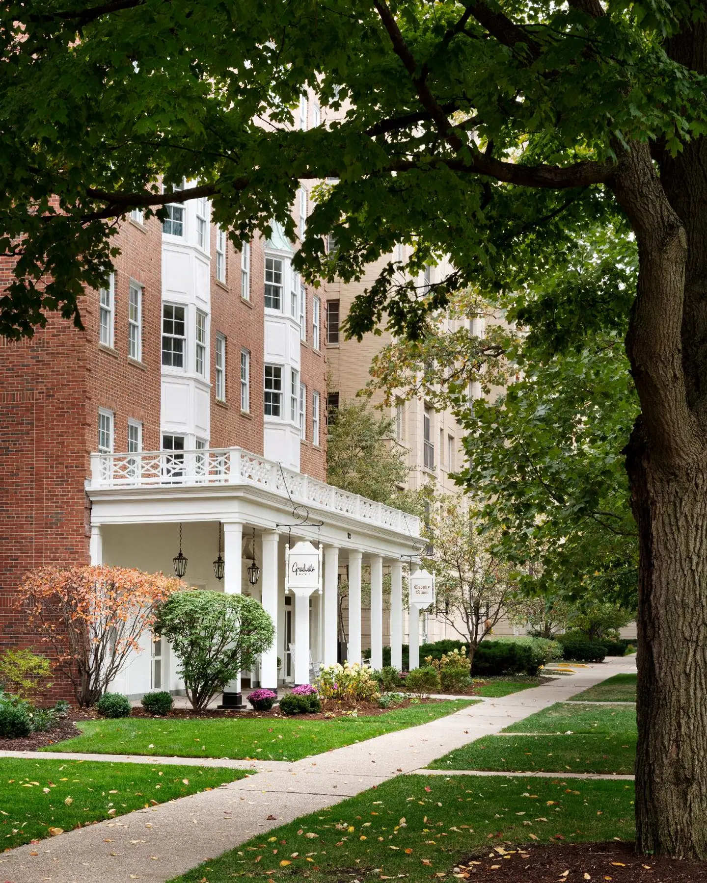 Graduate by Hilton Evanston EXTERIOR
