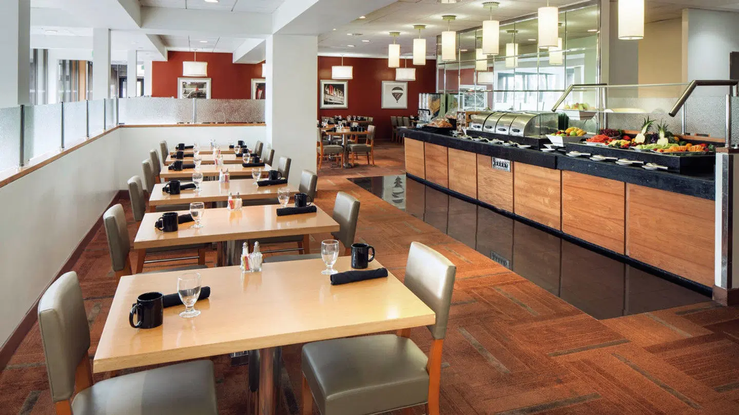 Four Points by Sheraton Los Angeles International Airport Bar